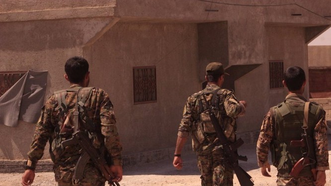 Lực lượng dân quân người Kurd chiến đấu trên chiến trường Deir Ezzor. Ảnh minh họa: Al-Masdar News.