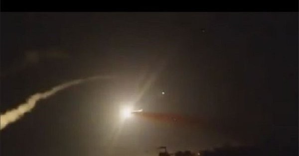 Tên lửa phòng không Syria bắn hạ một tên lửa hành trình của Israel. Ảnh minh họa Masdar News
