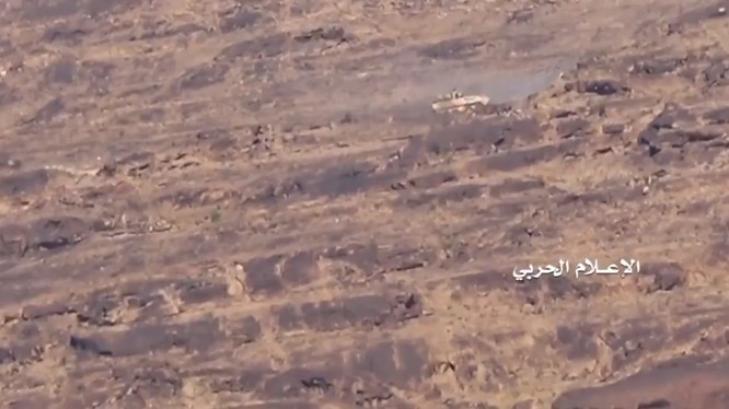Lực lượng Houthi tấn công tiêu diệt thiết giáp Mỹ LAV-25 trên địa phận tỉnh Saada.