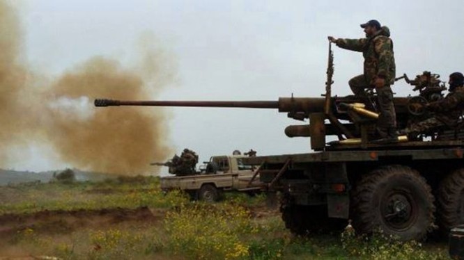 Binh sĩ quân đội Syria pháo kích đánh phá chiến tuyến của lực lượng Hồi giáo cực đoan ở Latakia. Ảnh minh họa: Masdar News.
