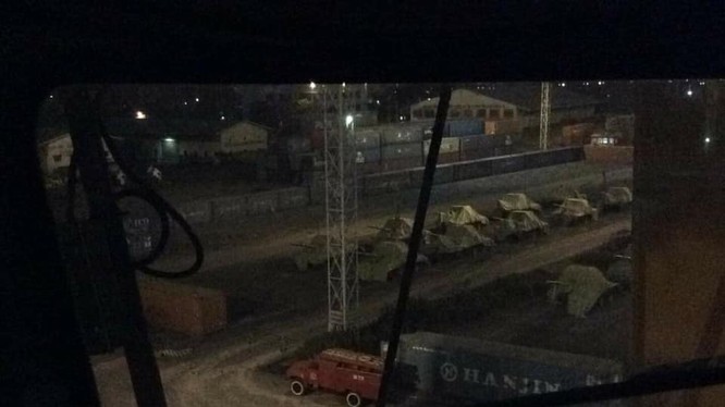 Những chiếc xe tăng T-90S phủ bạt đỗ trên bãi hàng của cảng biển. Ảnh: @WarComissar.