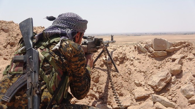 Chiến binh người Kurd chiến đấu trên chiến trường Deir Ezzor. Ảnh minh họa: South Front.