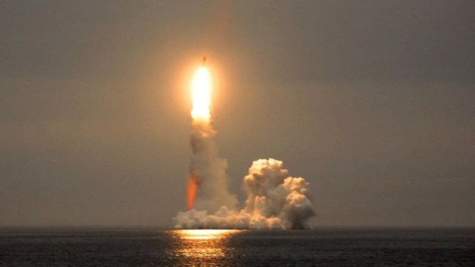 Tàu ngầm nguyên tử Nga phóng tên lửa đạn đạo liên lục địa Bulava. Ảnh Russian Gazeta.