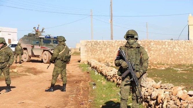 Quân cảnh Nga tuần tra cùng lực lượng MMC ở thành phố Manbij. Ảnh: Masdar News.