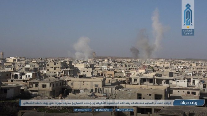 Quân đội Syria pháo kích ác liệt vào thị trấn al-Lataminah. Ảnh trang Iba'a (Al-Qaeda Syria)