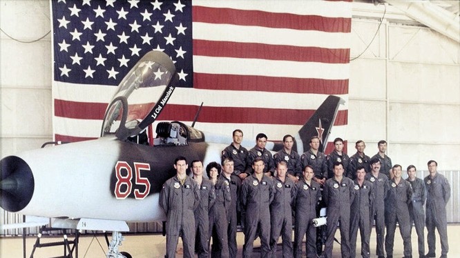 Lực lượng phi công Mỹ bên máy bay tiêm kích Liên Xô trong dự án Đại bàng đỏ. Ảnh minh họa The National Intertst