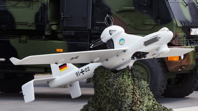 EMT LUNA X-2000 UAV của Đức (số hiệu 91 02) tại triển lãm ILA Berlin Air Show 2016. Ảnh: Julian Herzog.