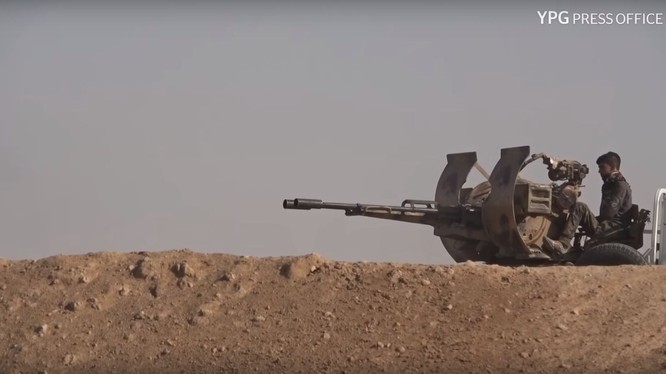 Lực lượng Dân chủ Syria SDF tiến công trên chiến trường Deir Ezzor.