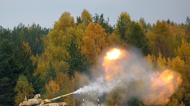 Xe tăng T-90 khai hỏa trên thao trường huấn luyện. Ảnh minh họa: Rusian Gazeta.