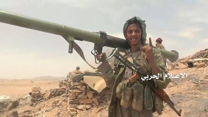 Chiến binh Houthi trên chiến trường Yemen với súng phóng lựu B-10. Ảnh minh họa: Masdar News.