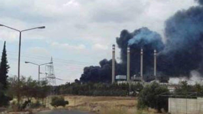 Nhà máy điện miền bắc Hama trúng đạn tên lửa bốc cháy.