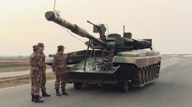 Bia mô hình xe tăng T-90 Trung Quốc. Ảnh: Defence - Blog.