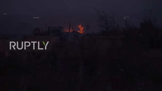 Lực lượng SDF đánh phá ác liệt chiến tuyến của IS trên chiến trường thị trấn Baghouz, tỉnh Deir Ezzor. Ảnh: Ruptly.