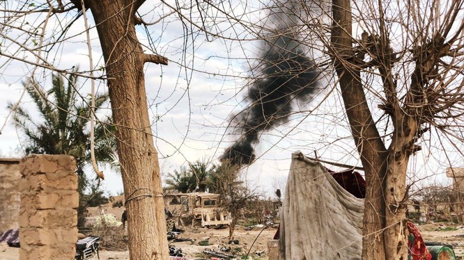 Tuyến phòng thủ Baghouz của IS dưới hỏa lực kinh hoàng của SDF và Liên quân do Mỹ dẫn đầu. Ảnh: Masdar News.