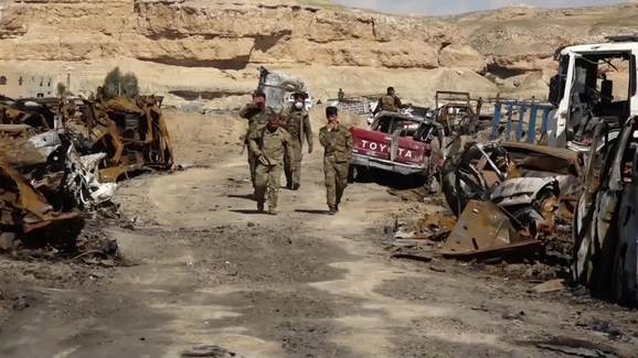 Lực lượng Dân chủ Syria tuần tra trong trại IS ở Baghouz, thuộc địa phận tỉnh Deir Ezzor.
