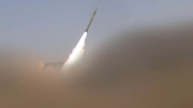 Lực lượng Houthi Yemen phóng 2 tên lửa đạn đạo Badir-1P tấn công Liên mnh quân sự Ả rập Xê út.