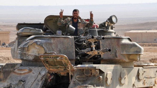 Binh sĩ quân đội Syria với xe phòng không tự hành Shilka trên chiến trường Hama, Idlib