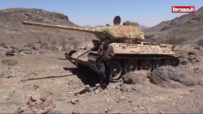 Chiếc xe tăng T-34-85 bị lực lượng Houthi thu chiến lợi phẩm.