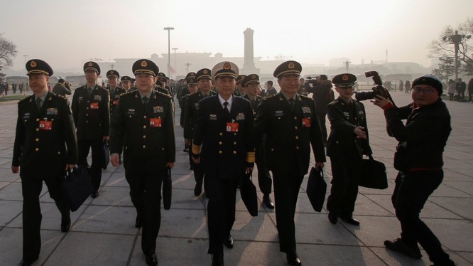 Đoàn đại biểu quân đội tham gia Đại hội đại biểu Nhân dân Trung Quốc đến Đại lễ đường. Ảnh SCMP