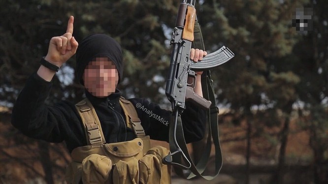 Một tay súng khủng bố IS trên chiến trường Syria. Ảnh minh họa: Masdar News.