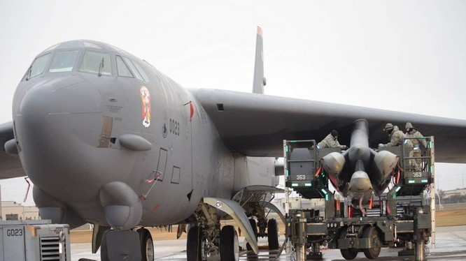 Máy bay ném bom chiến lược B-52 mang tên lửa hành trình tầm xa. 