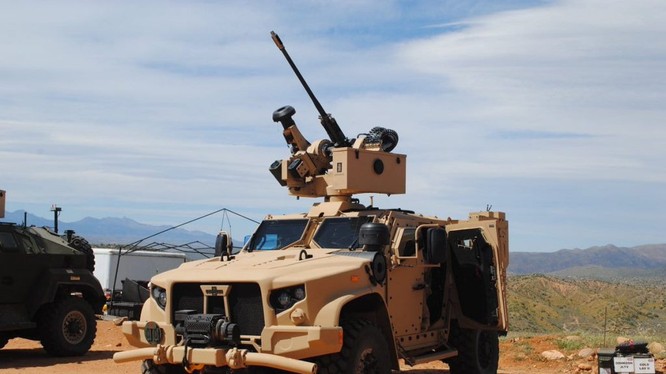 Xe thiết giáp hạng nhẹ Mỹ JLTV được lắp đặt hệ thống tên lửa Javelin. Ảnh Defense-Blog