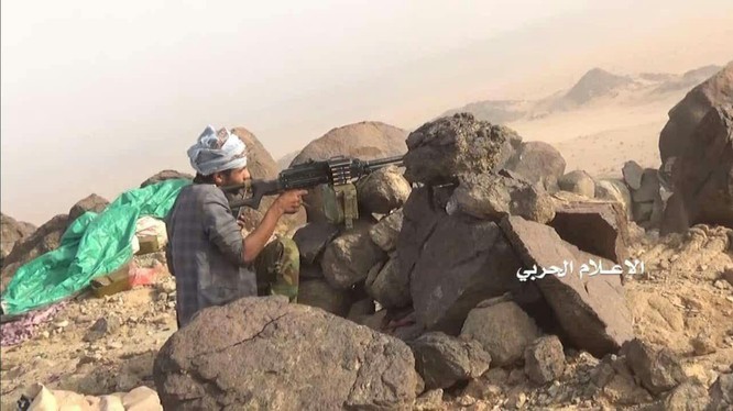 Chiến binh Houthi chiến đấu trên chiến trường biên giới Yemen - Ả rập Xê út