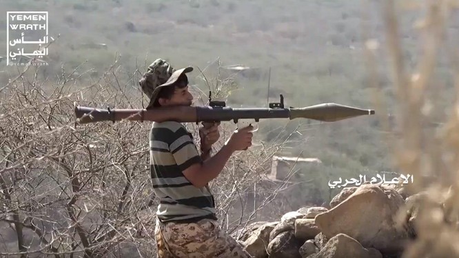 Chiến binh Houthi, sử dụng súng phóng lựu RPG-7 tấn công ở Ả rập Xê-út.
