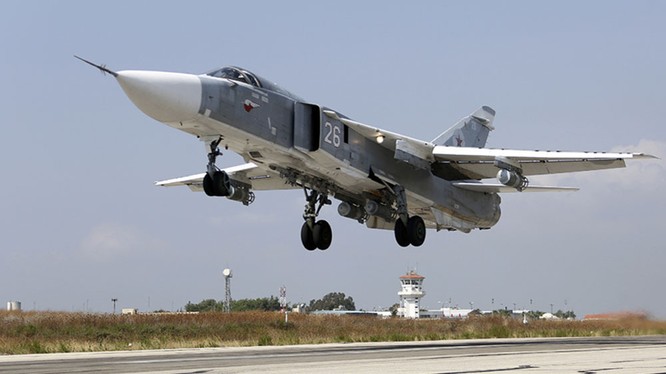 Máy bay chiến đấu Su-24 Nga xuất kích trên sân bay Khmeimim. Ảnh minh họa South Front.