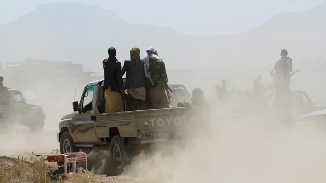 Chiến binh Houthi trên chiến trường quận Hodeidah, phía tây Yemen.