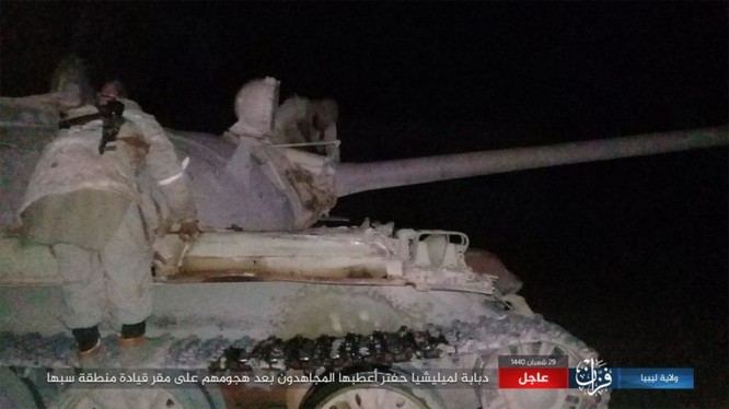 IS đánh chiếm xe tăng của lực lượng LNA.