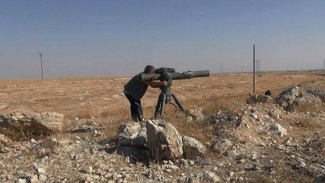 Một tay súng khủng bố IS sử dụng tên lửa chống tăng TOW trên chiến trường Deir Ezzor