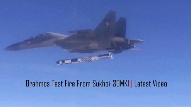 Máy bay tiêm kích đa nhiệm Su-30 MKI phóng tên lửa BrahMos - A. Ảnh video National Defence India