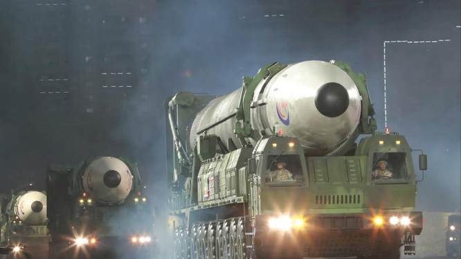 Tên lửa đạn đạo liên lục địa của Triều Tiên trong mộtcuộc diễu hành (Ảnh: SMCP)