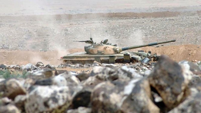 Xe tăng quân đội Syria trên sa mạc Palmyra. Ảnh Al-Masdar News