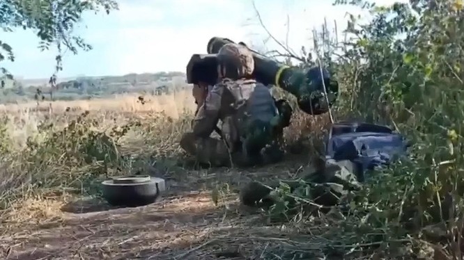 Xạ thủ chống tăng Ukraine sử dụng tên lửa Javelin. Ảnh Military Ukraine