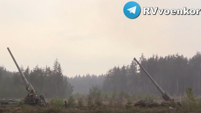 Khẩu đội pháo tự hành hạng nặng 203 mm 2S7M "Malka" pháo kích tấn công quân đội Ukraine ở Donetsk. Ảnh video Rusvesna.