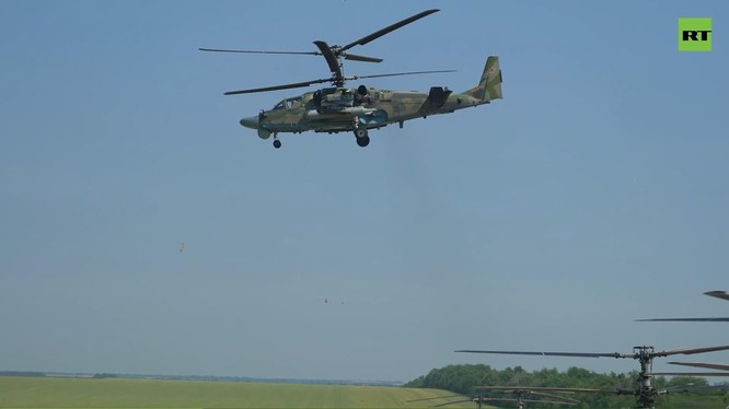 Trực thăng tấn công Ka-52 xuất kích. Ảnh video RT