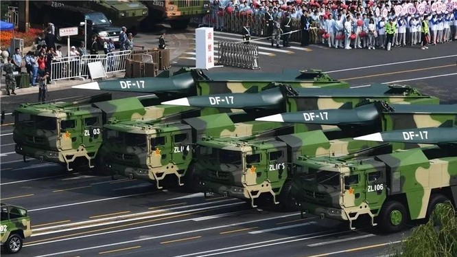 Tên lửa siêu thanh tầm trung Dongfeng-17 (DF-17) của Trung Quốc trong lễ duyệt binh ở Bắc Kinh, ngày 1/10/2019. Ảnh Military Leak