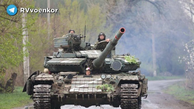 Xe tăng quân đội Nga tiến công ở Donetsk. Ảnh RusVesna