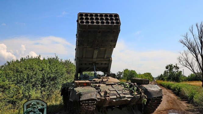 Pháo phản lực nhiệt áp quân đội Nga trên chiến trường Donetsk. Ảnh News Front.