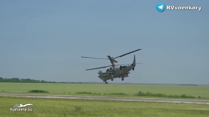 Trực thăng Ka-52 tấn công các phương tiện quân sự, vị trí chiến đấu của quân đội Ukraine ở Donetsk. Ảnh Video RusVesna.