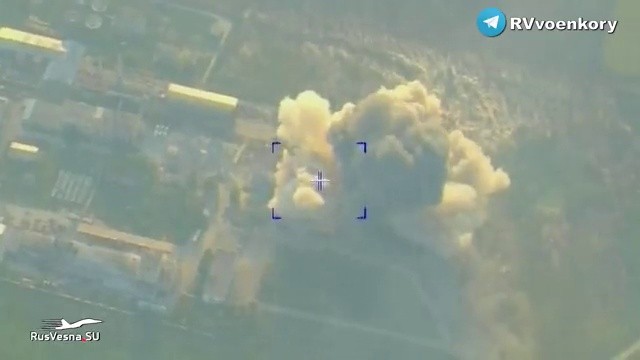 Pháo phản lực nhiệt áp TOS-1A quân đội Nga tấn công vị trí đóng quân của quân đội Ukraine. Ảnh video RusVesna.