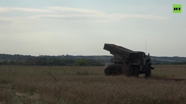 Pháo phản lực Grad quân đội Nga chuẩn bị pháo kích. Ảnh video RT