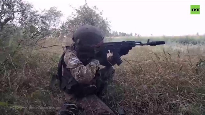 Phân đội trinh sát hỏa lực Nga đánh chiếm một điểm chốt tiền tiêu quân đội Ukraine. Ảnh video RT.