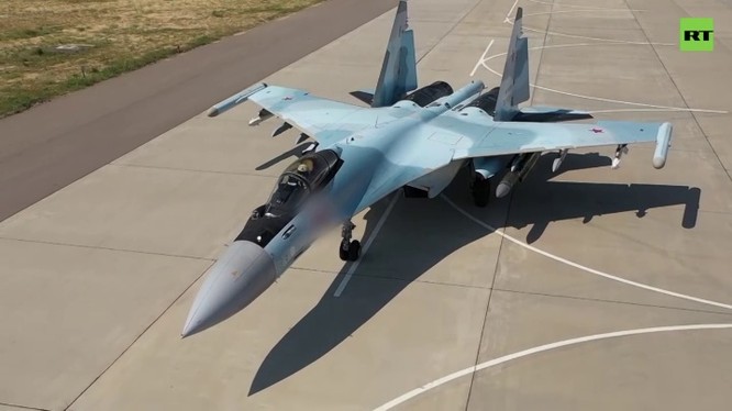 Tiêm kích đa nhiệm Su-35 xuất kích. Ảnh video RT.
