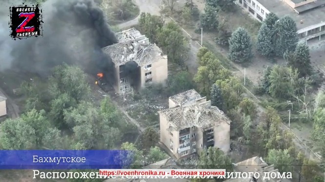 Pháo binh quân đội Nga phá hủy một xe thiết giáp Ukraine trong thành phố Bakhmut. Ảnh video Voennaya Hronika