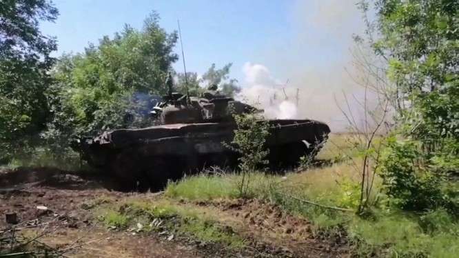 Quân đội Nga tấn công trên chiến trường Kharkiv. Ảnh video South Front