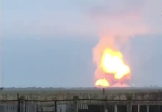 Ảnh video vụ cháy nổ lớn tại một kho vũ khí đạn dã chiến của quân đội Nga ở Crimea. Ảnh video Military Portal Ukraine. 