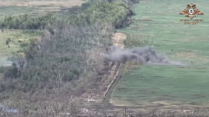 Dân quân Donetsk pháo kích vào chiến tuyến phòng ngự quân đội Ukraine. Ảnh video VK Donetsk/